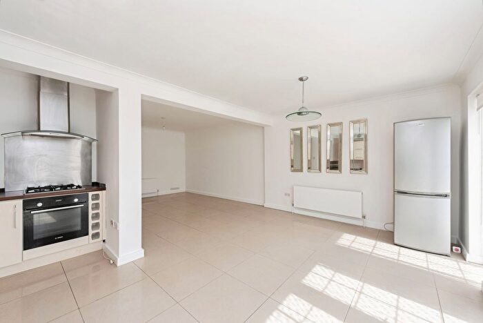 3 Bedroom Semi-detached House To Rent In Prospect Close, Hounslow, TW3