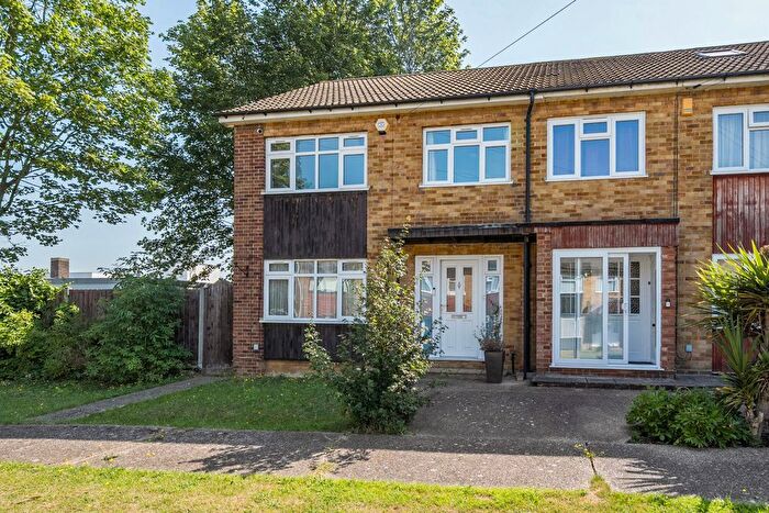 3 Bedroom End Terrace House For Sale In Cerne Road, Gravesend, Kent, DA12