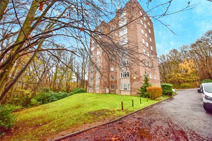 2 Bedroom Flat For Sale In Cuckoowood Avenue, Maidstone, Kent, ME14