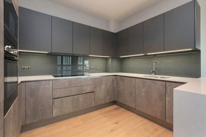 3 Bedroom Flat To Rent In Battersea Park View, Battersea, London, SW8