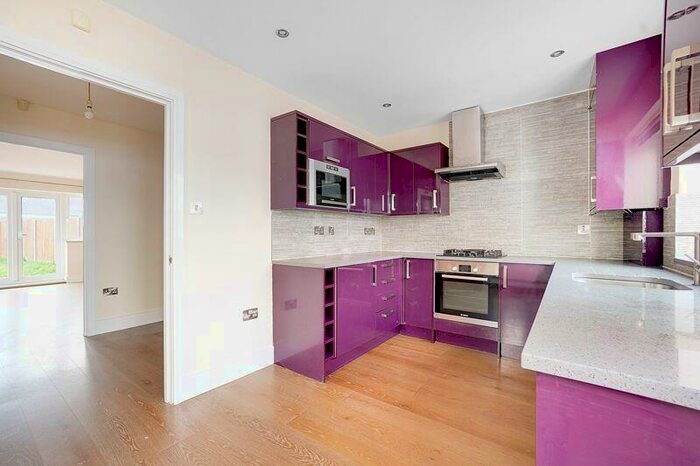 3 Bedroom Semi-Detached House To Rent In Grayne Avenue, Rochester, ME3