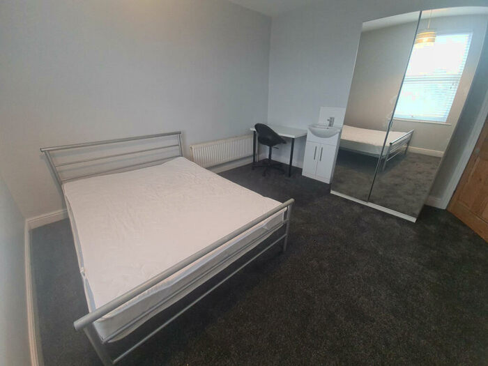 4 Bedroom House To Rent In Knowle Mount, Leeds, LS4