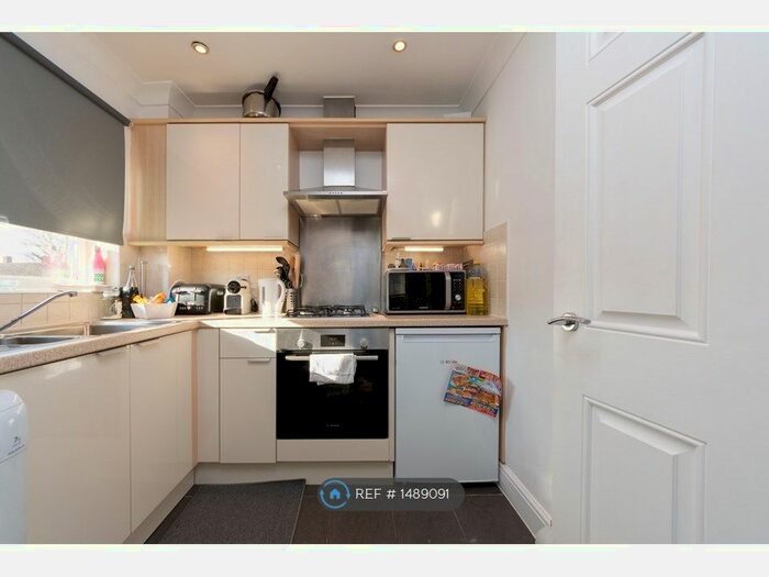 2 Bedroom Maisonette To Rent In New Causeway, Reigate, RH2