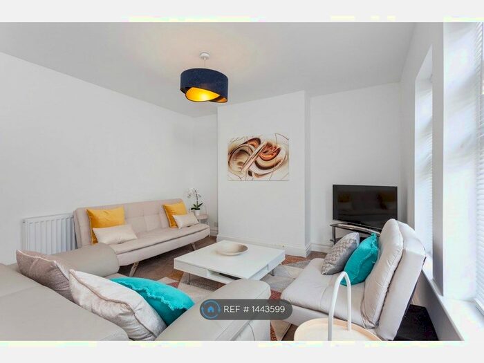 2 Bedroom Flat To Rent In Broadway, Kettering, NN15