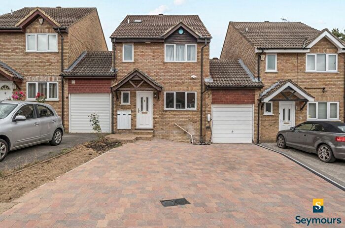 3 Bedroom Link Detached House For Sale In Merrow Park, Guildford, Surrey, GU4