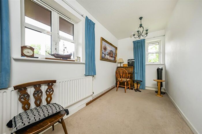 2 Bedroom Flat For Sale In Walpole Road, Teddington, TW11