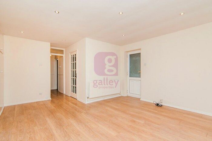 2 Bedroom Flat To Rent In Stoops Lane, Bessacarr, Doncaster, DN4