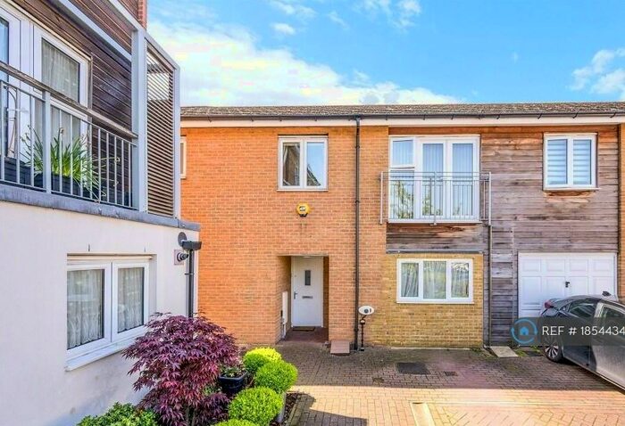 4 Bedroom End Of Terrace House To Rent In Hanno Close, Wallington, SM6
