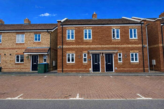 3 Bedroom Semi-Detached House For Sale In Hamilton Close, Buckingham, MK18