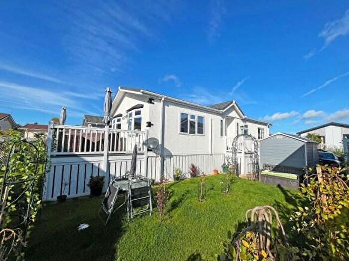 2 Bedroom Mobile/park Home For Sale In Yarwell Mill, Yarwell, Peterborough, PE8