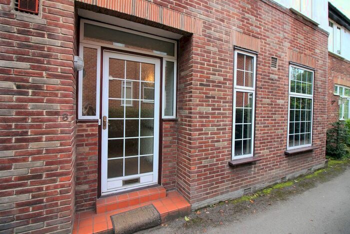 3 Bedroom Flat To Rent In Otley Road, Leeds LS16