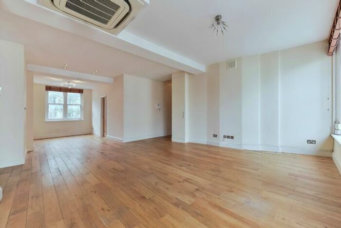 2 Bedroom Flat To Rent In Clerkenwell Green, Farringdon, London, EC1R