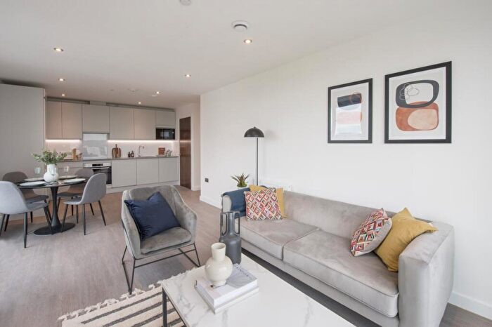 2 Bedroom Flat To Rent In Thames Quarter, Reading, RG1