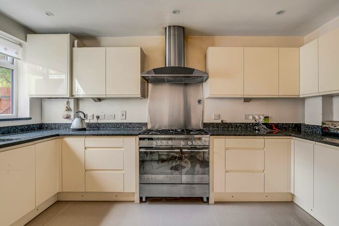 4 Bedroom House To Rent In Rowditch Lane, Wandsworth, SW11