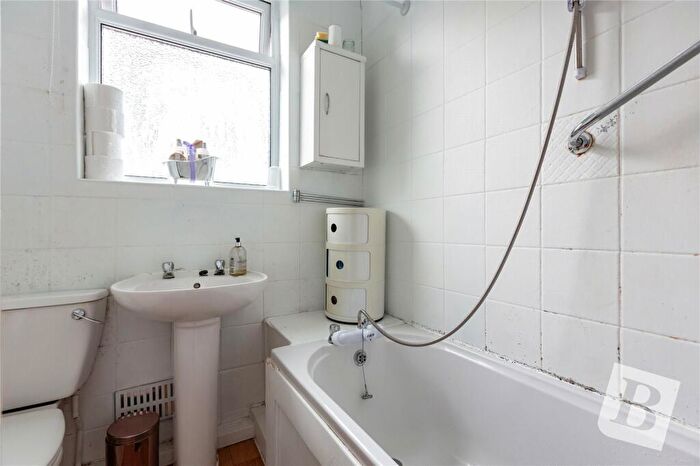2 Bedroom Bungalow For Sale In Derby Avenue, Upminster, RM14