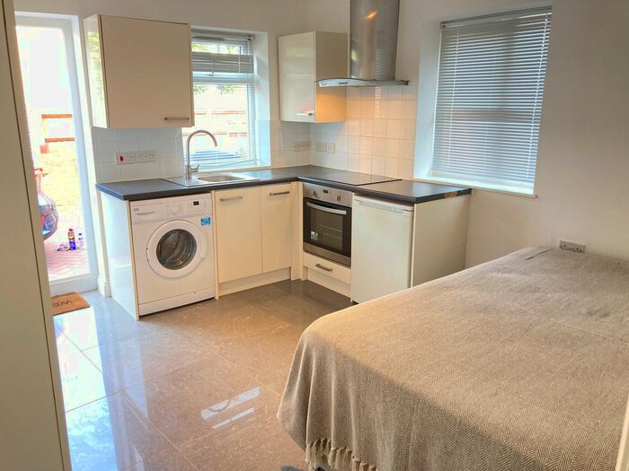 Studio To Rent In Very Near Maple Grove Area, Ealing, W5