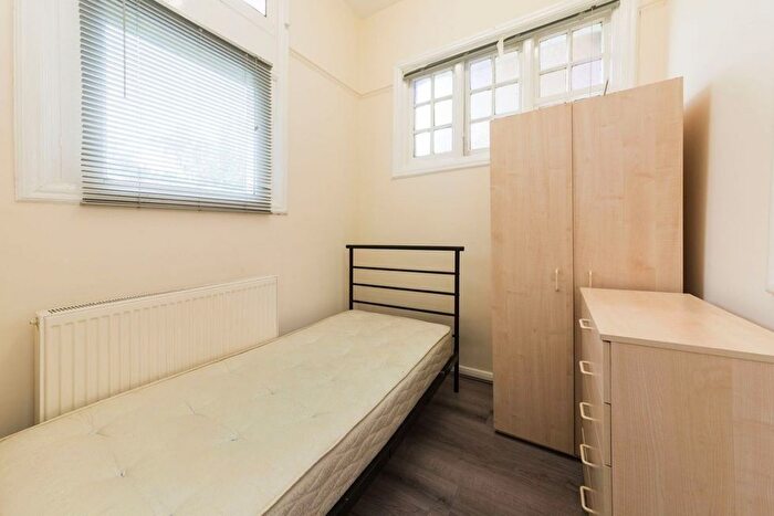 2 Bedroom Flat To Rent In Coleridge Road, London, N8