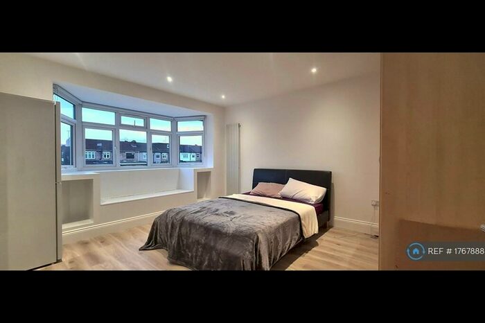 Studio To Rent In Hedge Lane, London, N13