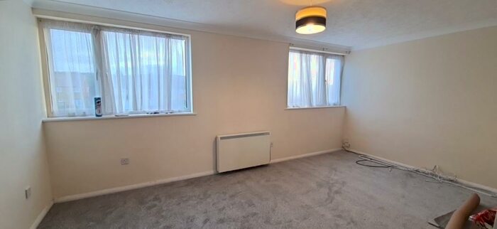 3 Bedroom Flat To Rent In Katherine Drive, Dunstable, LU5