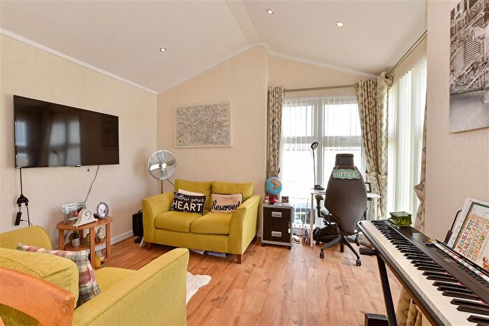 2 Bedroom Mobile/park Home For Sale In Lower Dunton Road, Brentwood, Essex, CM13