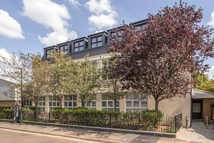 2 Bedroom Flat To Rent In Victoria Villas, Richmond, TW9