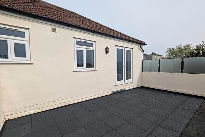 2 Bedroom Apartment For Sale In Fairfield Avenue, Fareham. Guide Price £, - £, ., PO14