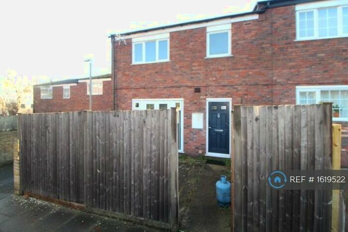 3 Bedroom Semi-Detached House To Rent In Gideon Road, London, SW11