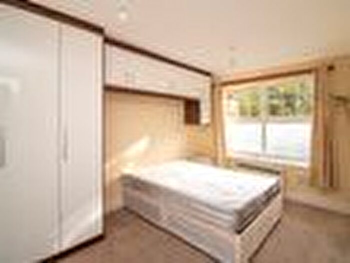 2 Bedroom Flat To Rent In St. Helen's Road, London, SW16