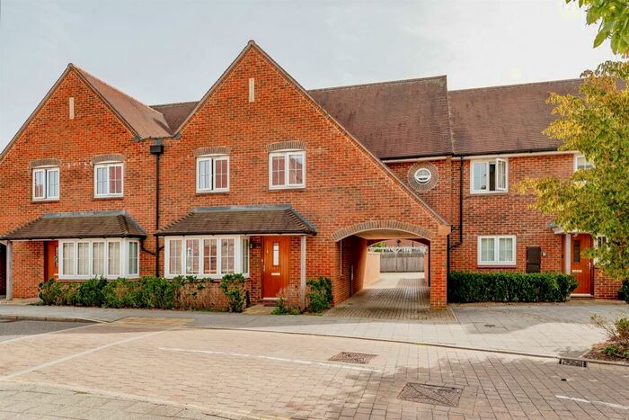 4 Bedroom House To Rent In Illett Way, Faygate, Horsham, RH12