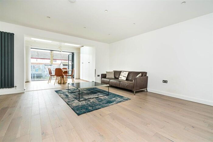 3 Bedroom House To Rent In Tranton Road, Bermondsey, SE16