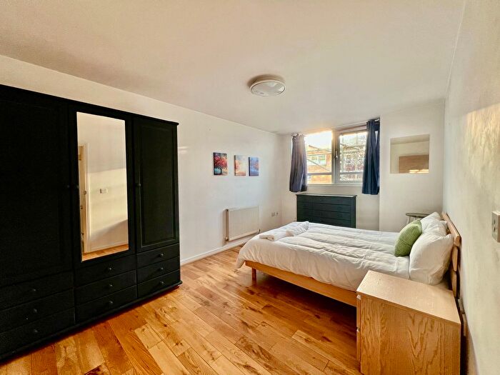 3 Bedroom Flat To Rent In Hacon Square, Richmond Road, London, E8