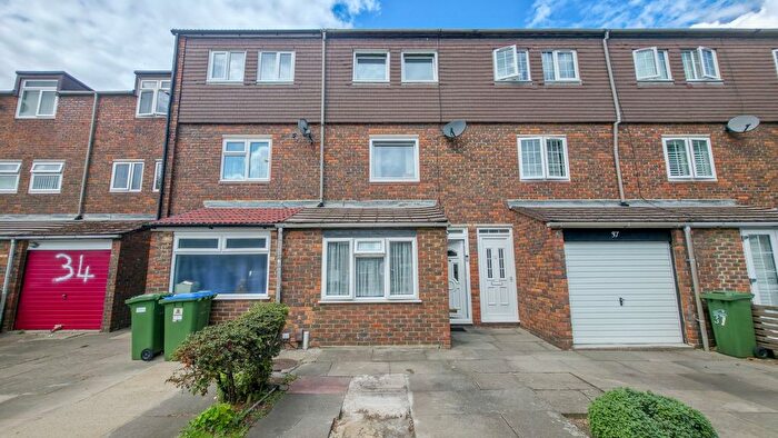 3 Bedroom Flat For Sale In Woolf Close, Thamesmead, London, SE28