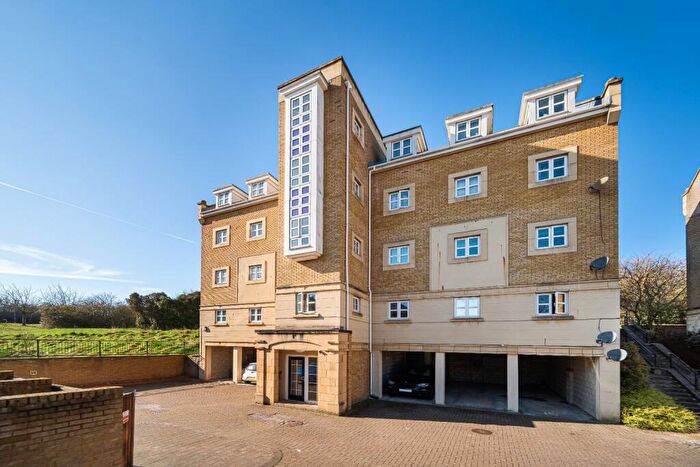 1 Bedroom Flat For Sale In Sandpiper Close, Worcester Park, Greenhithe, Kent, DA9