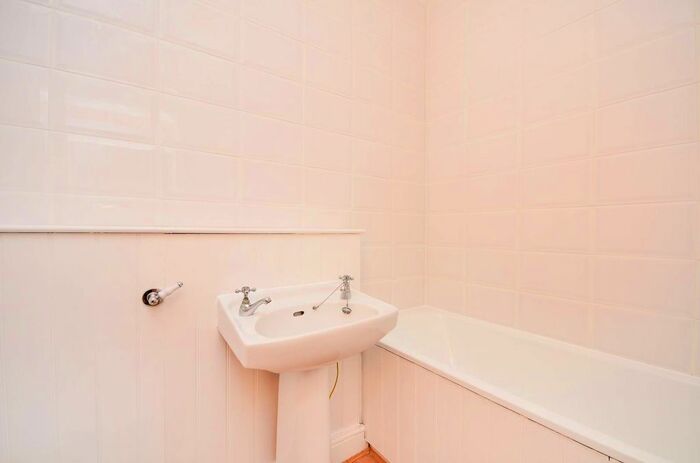 1 Bedroom Flat To Rent In Terretts Place, Islington, London, N1