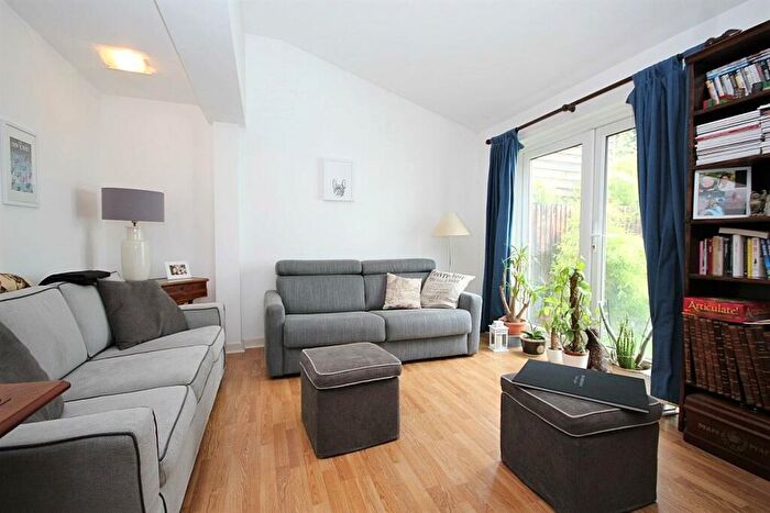 2 Bedroom Apartment To Rent In Cleveland Way, Stepney Green, E1