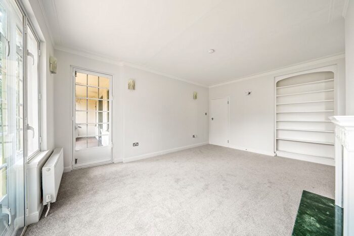 3 Bedroom Flat To Rent In Colebrook Close, Putney, SW15