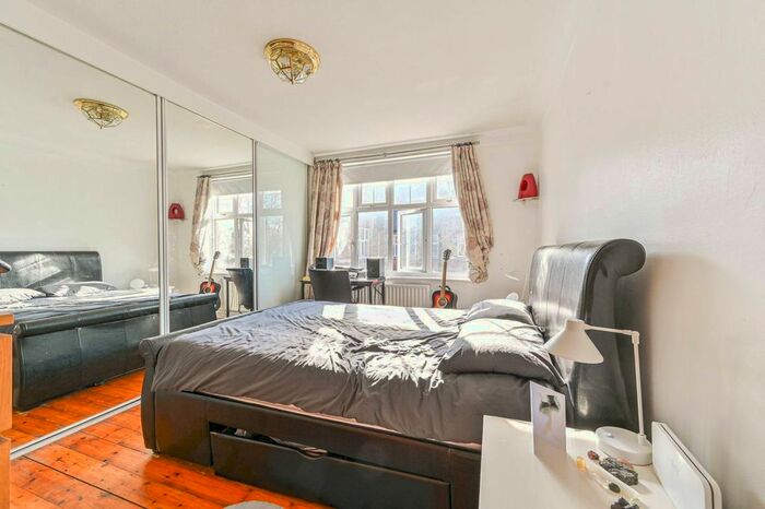 2 Bedroom Flat To Rent In Thorncliffe Court, Clapham Park, London, SW4