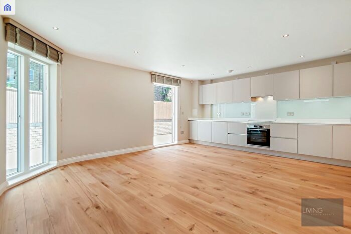 3 Bedroom Flat To Rent In Holloway Road, Islington, N19