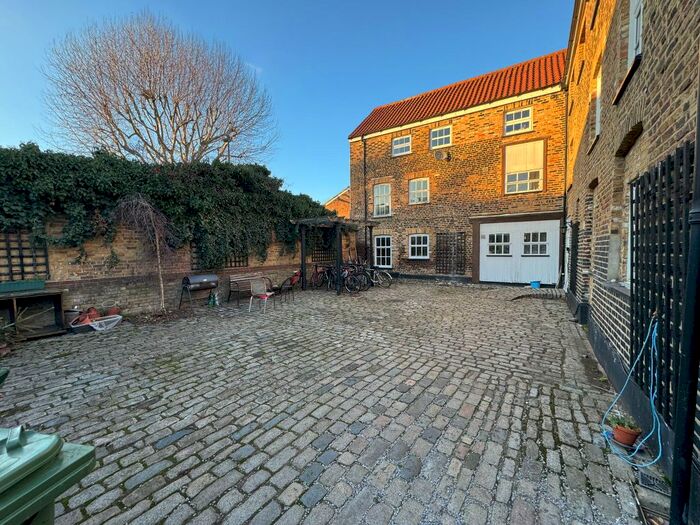 3 Bedroom Flat To Rent In Comet Place, London, SE8