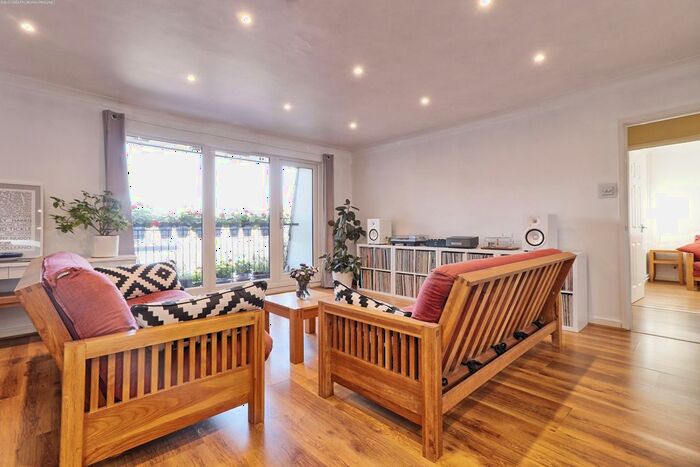 2 Bedroom Flat To Rent In St. Marys Lane, Upminster, RM14