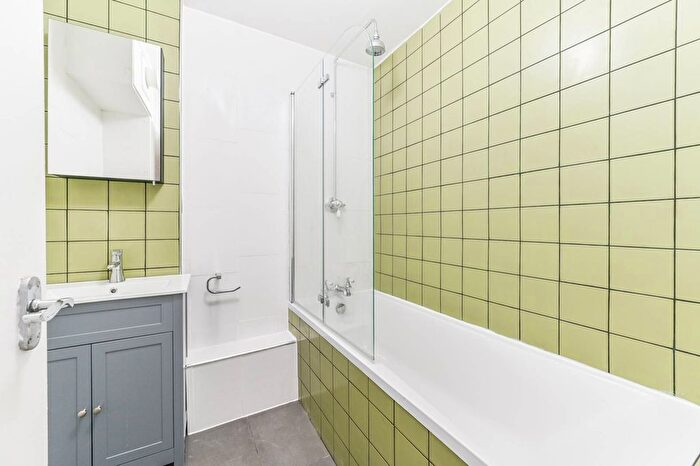2 Bedroom Flat To Rent In College Road, Crystal Palace, London, SE19