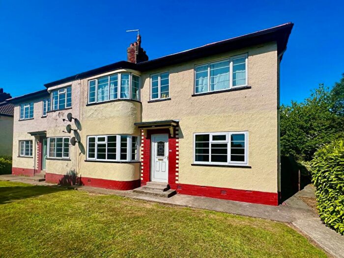 2 Bedroom Flat To Rent In Otley Road, Leeds, West Yorkshire, LS16