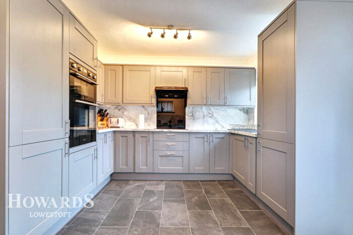 3 Bedroom Chalet For Sale In Edgerton Road, Lowestoft, NR33