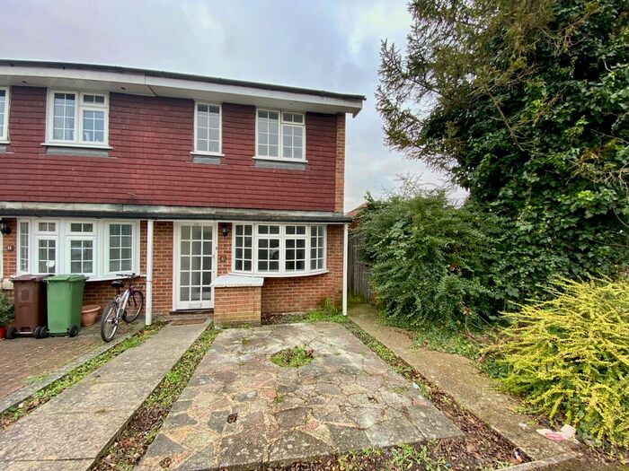 2 Bedroom End Of Terrace House To Rent In Trent Way, Worcester Park KT4