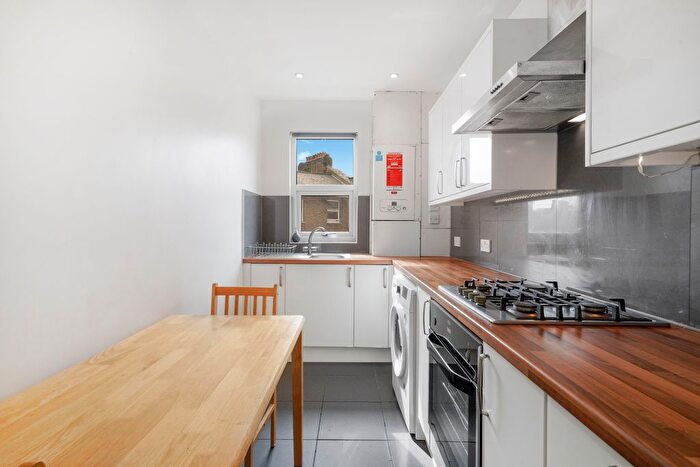 2 Bedroom Flat To Rent In The Avenue, West Ealing, W13