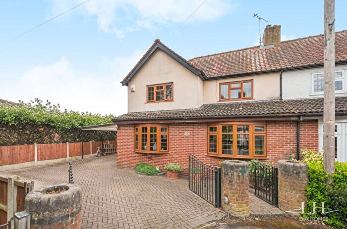 5 Bedroom Semi-Detached House For Sale In Hardley Crescent, Hornchurch, RM11