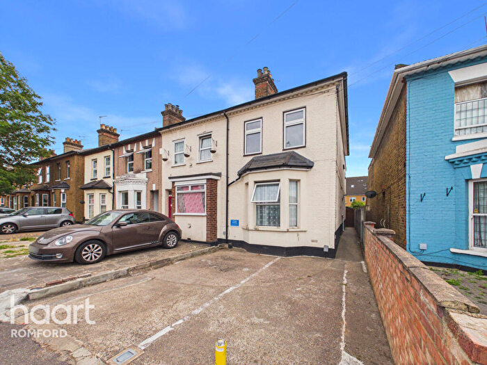1 Bedroom Maisonette For Sale In Victoria Road, Romford, RM1