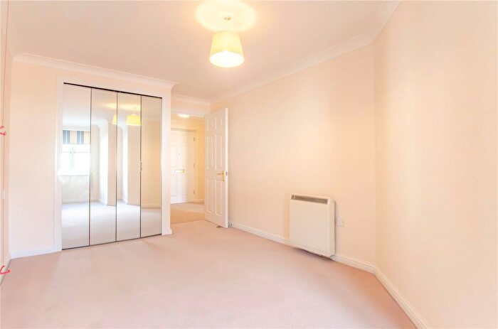 1 Bedroom Flat For Sale In Paynes Park, Hitchin, Hertfordshire, SG5