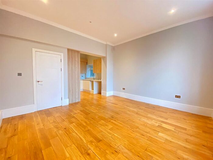 2 Bedroom Flat To Rent In Castlebar Road, Ealing, Ealing, W5
