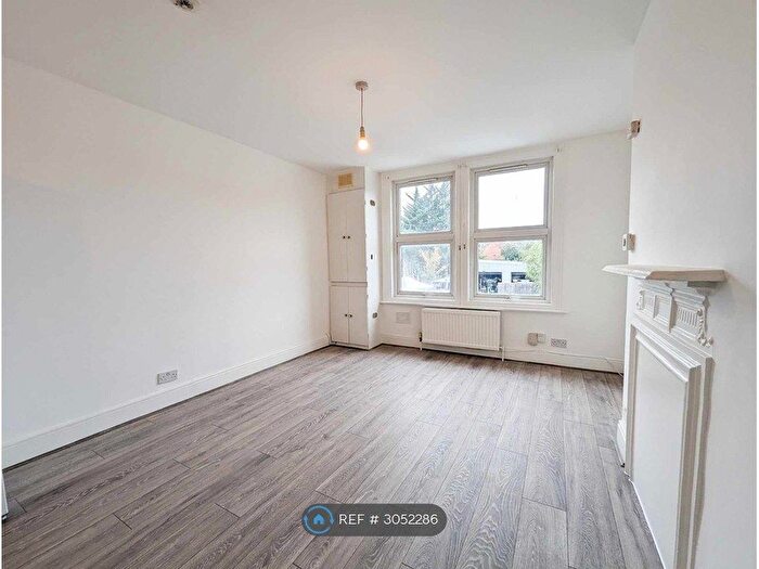 Studio To Rent In Green Lanes, London, N13
